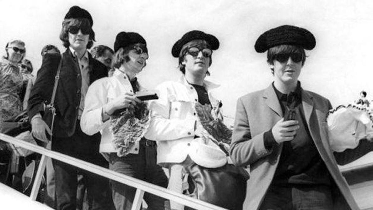 Los Beatles, a su llegada a Madrid en avión.