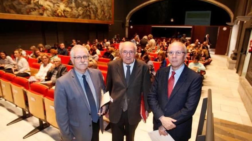 Bayés entre el gerent del CatSalut, Miquel Carreras i el director de la F. Mémora, Joan Berenguer.