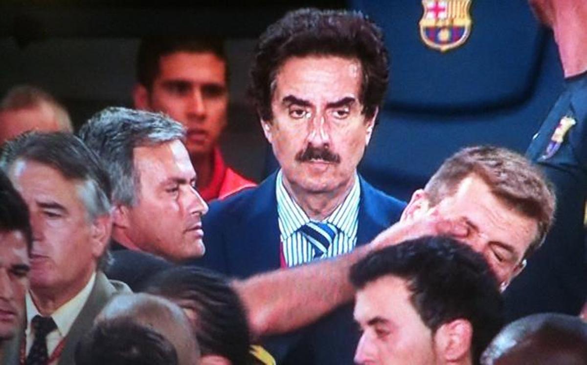 Mourinho mete el dedo al ojo a Tito Vilanova en la Supercopa de España de 2011
