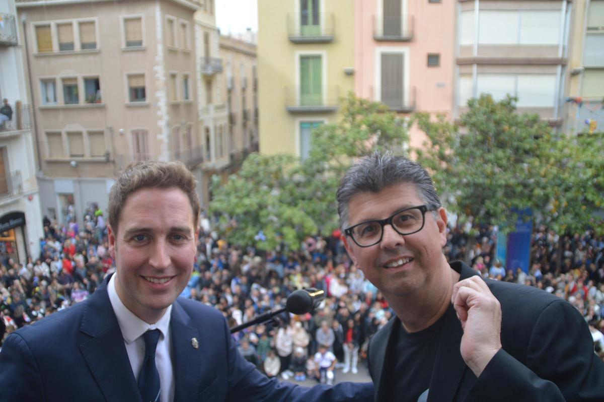 L'alcalde Jordi Masquef amb Carles Pujol en el balcó de l'Ajuntament