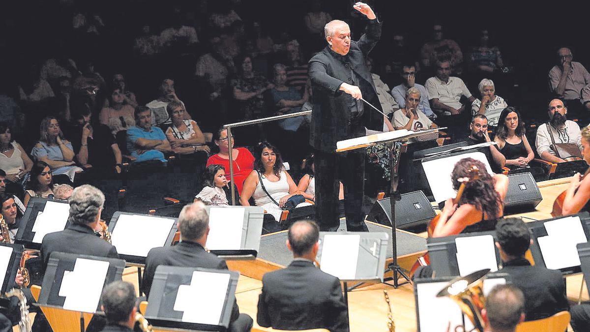 El director musical Rafael Sanz-Esper en un concierto de la agrupación valenciana.