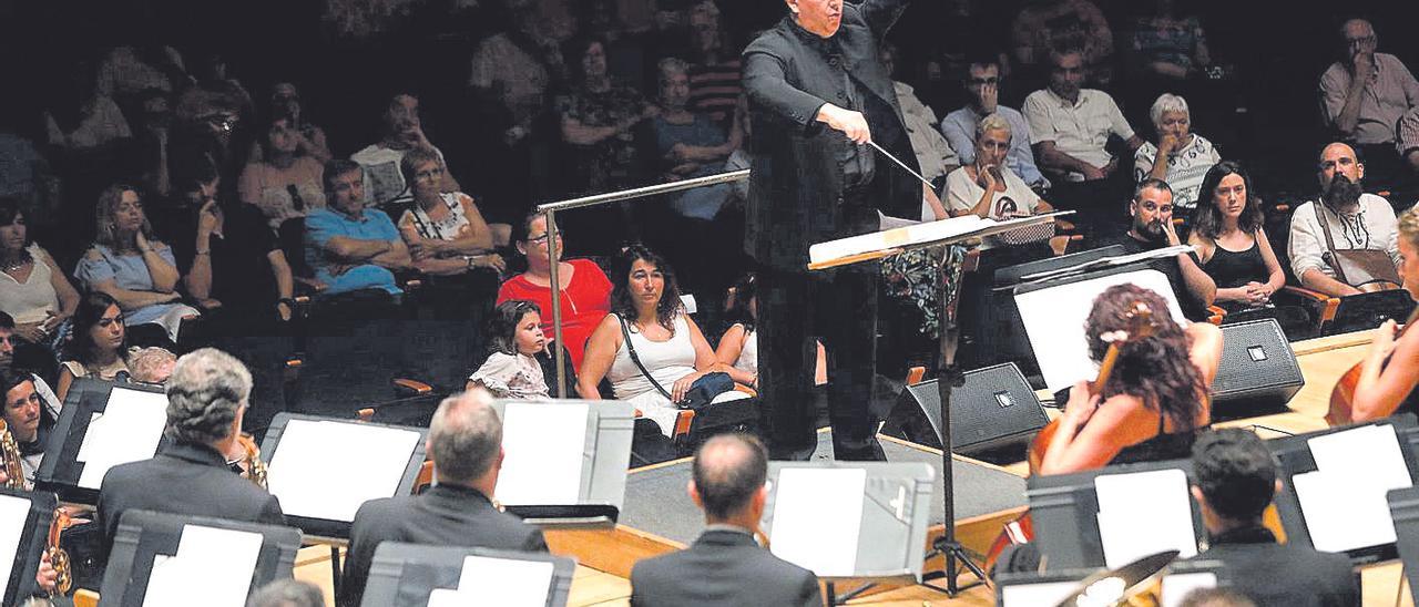 El director musical Rafael Sanz-Esper en un concierto de la agrupación valenciana.