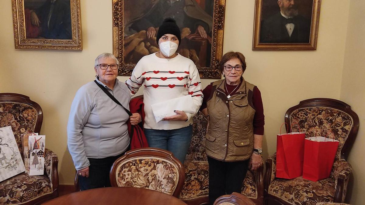 Andrea -en el centro-, junto a dos residentes, tras recoger el donativo en el hogar Beceña-González de Cangas de Oní.