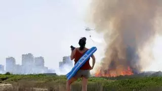 Las llamas obligan a evacuar el pueblo valenciano del Saler y sus campings