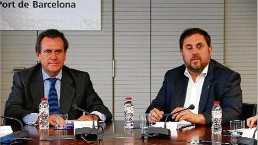 El vicepresident del Govern, Oriol Junqueras, ahir amb el president del Port de Barcelona, Sixte Cambra.