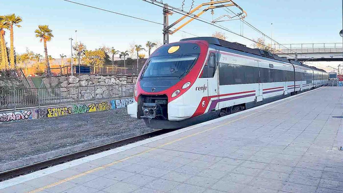 Un tren de Cercanías de Renfe de la línea C-1 Málaga-Fuengirola. |
