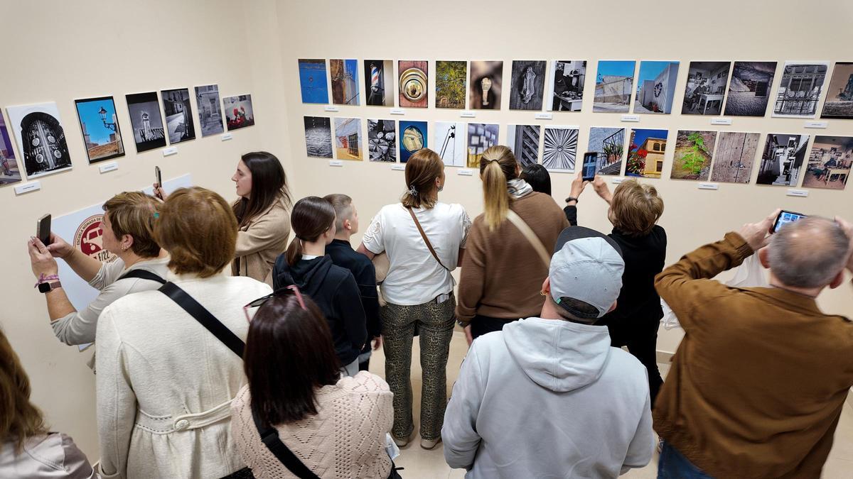Numerosos visitantes en la exposición en las instalaciones de la Asociación de Cáncer de la Axarquía “Esperanza” de Vélez Málaga.