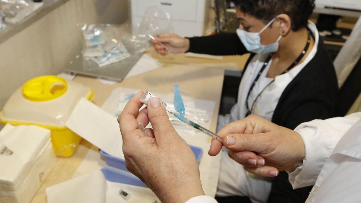Sanitarias preparan dosis de vacuna contra el COVID-19 en Vigo. |   // ALBA VILLAR