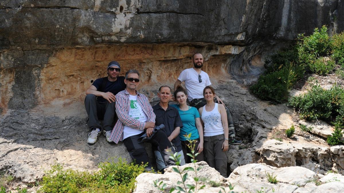 Investigadors valencians i francessos amb les pintures rupestres.