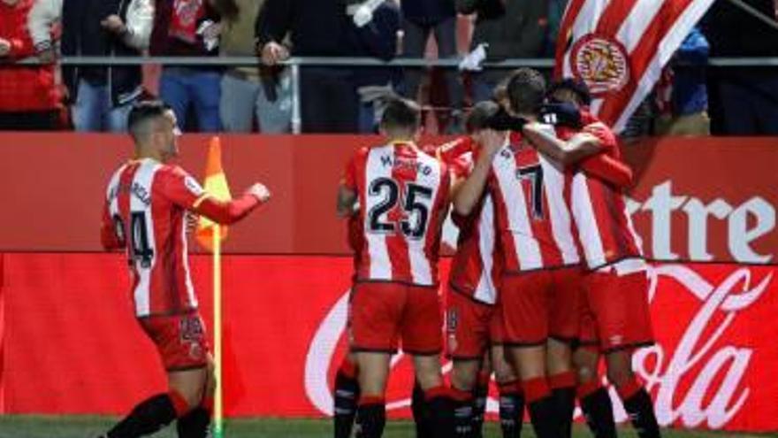 Els jugadors del Girona celebren el gol d&#039;Stuani contra l&#039;Alabès, dilluns passat a Montilivi.