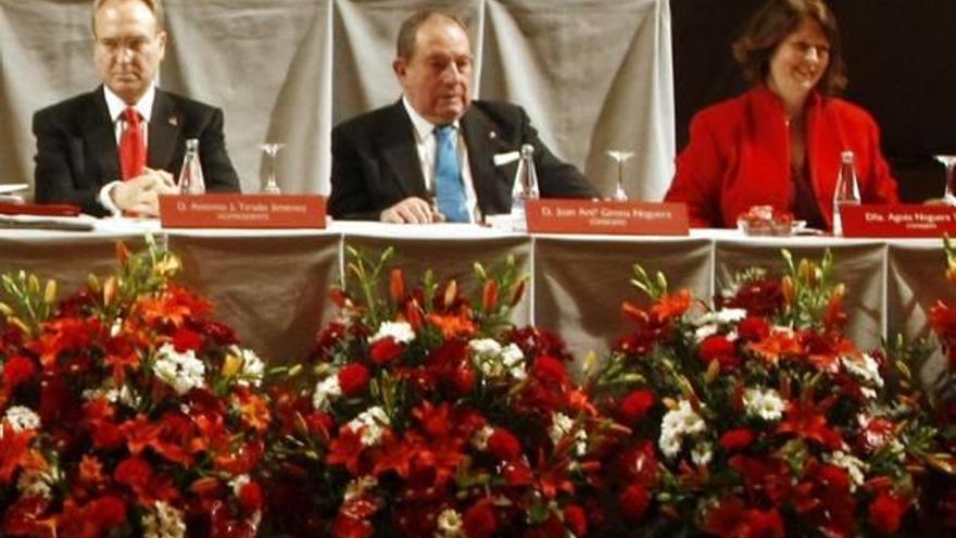 Juan Antonio Girona Noguera, en el centro, entre Antonio Tirado y Agnés Noguera en la junta de 2011.