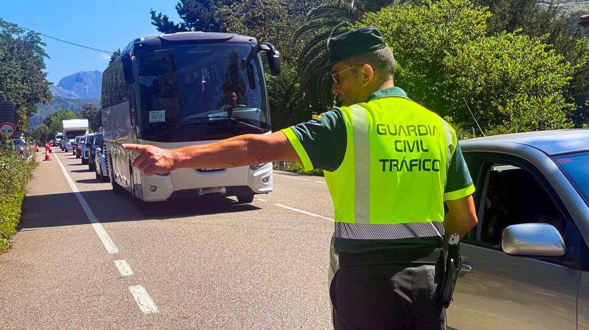 Control de vehículos en los accesos al festival.