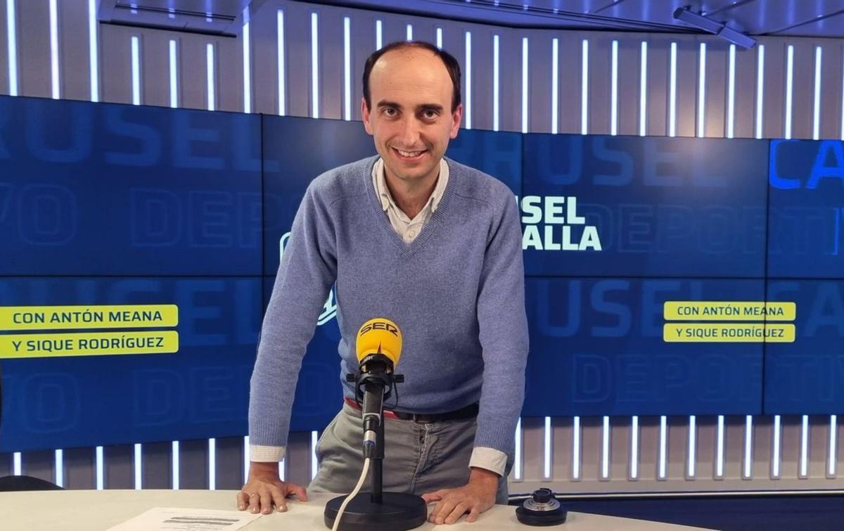 Antón Meana, ante el micrófono. | X. F.