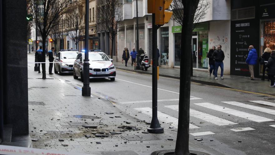 Susto en la avenida de Schulz en Gijón por la caída de cascotes (en imágenes)