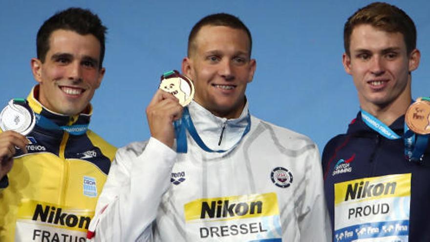 Caeleb Dressel, con uno de sus oros.