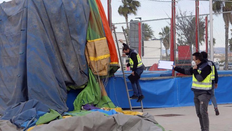 Agentes de la policía inspeccionan el castillo hinchable.