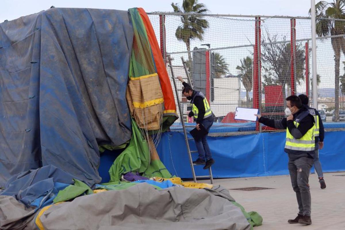 Agentes de la policía inspeccionan el castillo hinchable.