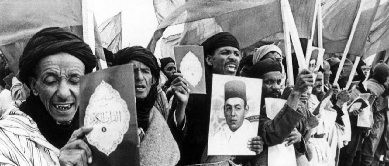 Los integrantes de la Marcha Verde portaban fotografías del rey Hassan y textos del Corán.