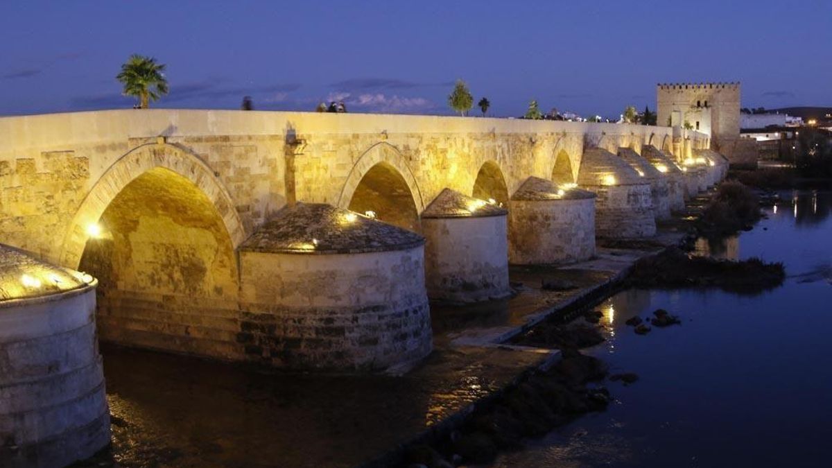 El Puente Romano, iluminado por la noche.