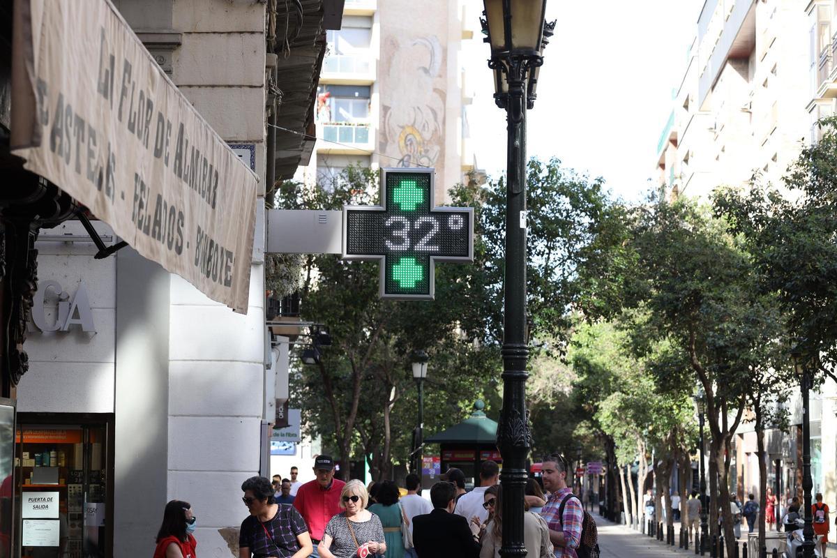 Un termómetro de la calle Don Jaime de Zaragoza registra 32 grados este domingo