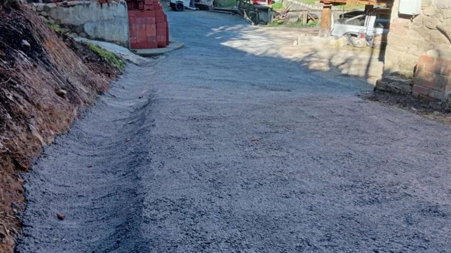 Los Vecinos arreglan el camino de Fonfría, en Laviana, con ayuda municipal