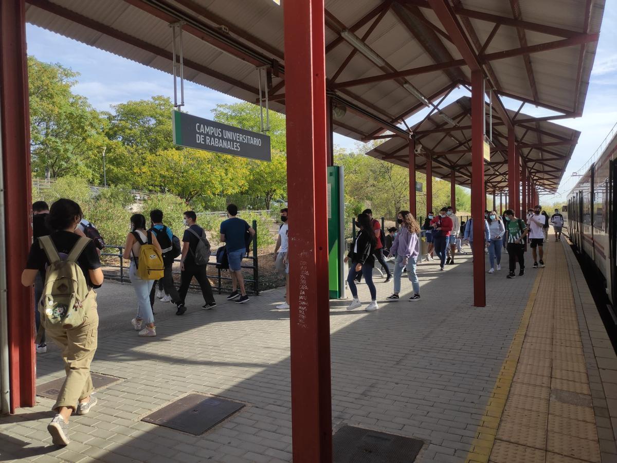 La situación del transporte ferroviario no favorece que la ciudadanía deje de coger el coche para ir al campus.