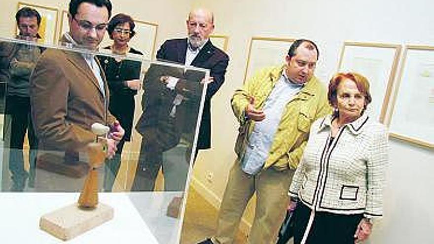 Amador y Cecilia Fernández, segundo y cuarta por la derecha, con las autoridades en el museo.