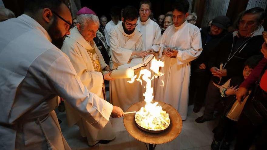 El obispo oficia la Vigilia Pascual, anoche, en la Concatedral. // Alba Villar