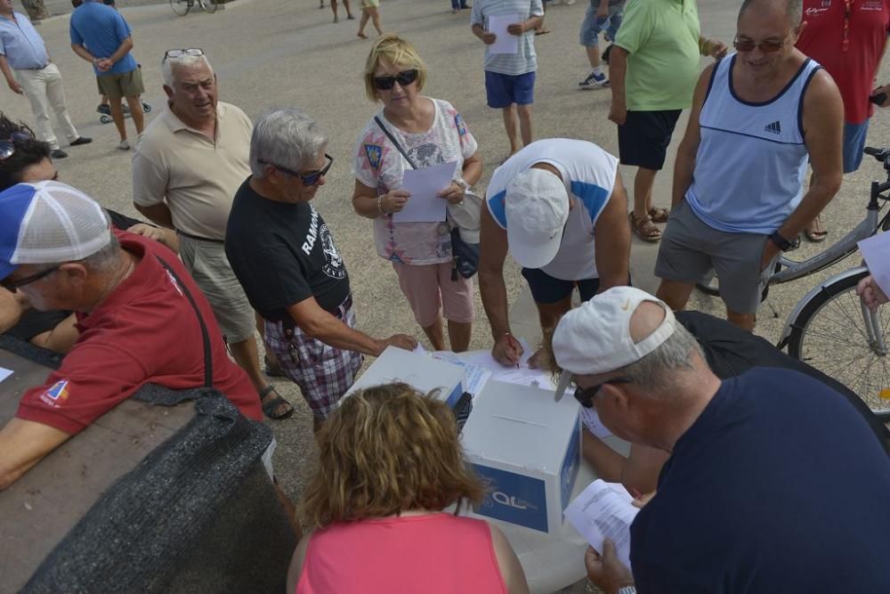 Protesta ante un Mar Menor que amanece cubierto de espuma