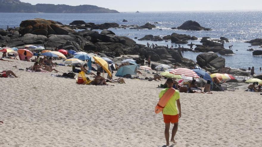 Un socorrista en la playa de Lagos en 2016, que perdió la bandera por la demora en la puesta en marcha del servicio. // S.Álvarez