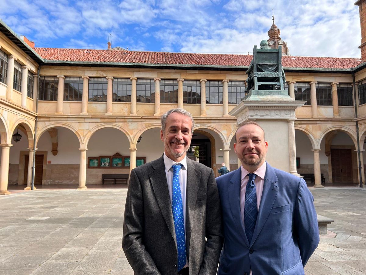 El Fiscal de Sala Ángel Javier Muñoz y el Fiscal Delegado Enrique Valdés-Solís, ante la estatua de Valdés Salas.