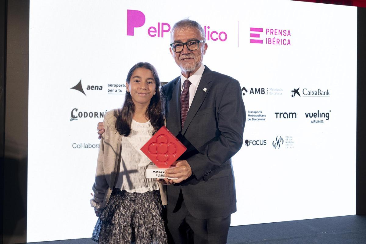 Mateo Valero en los jardines del Palau Robert junto a su nieta Carla.