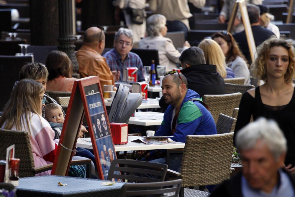 Milers de persones omplen Girona per Tots Sants