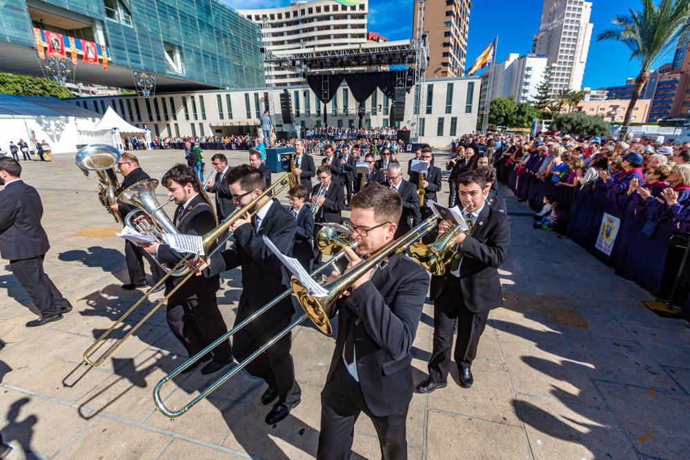 Más de 500 músicos marcan el ritmo en el inicio de las Fiestas de Benidorm