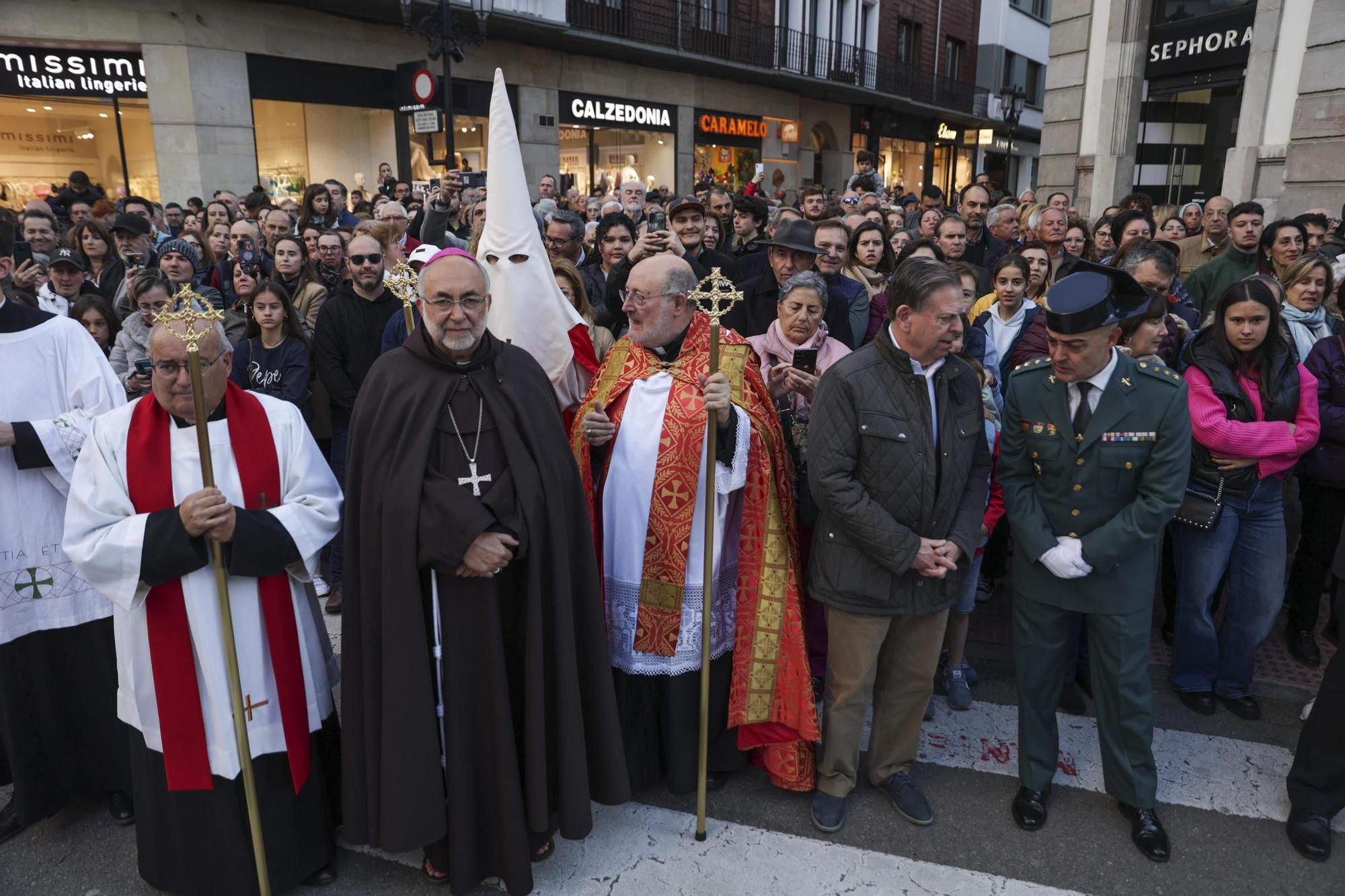 "Toda su vida fue maltratado y finalmente alguien miraba por él": las fotos de la procesión de Jesús Cautivo en Oviedo