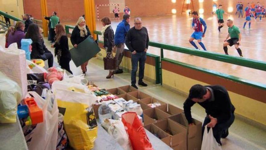 Carbayín recoge juguetes y comida para los necesitados