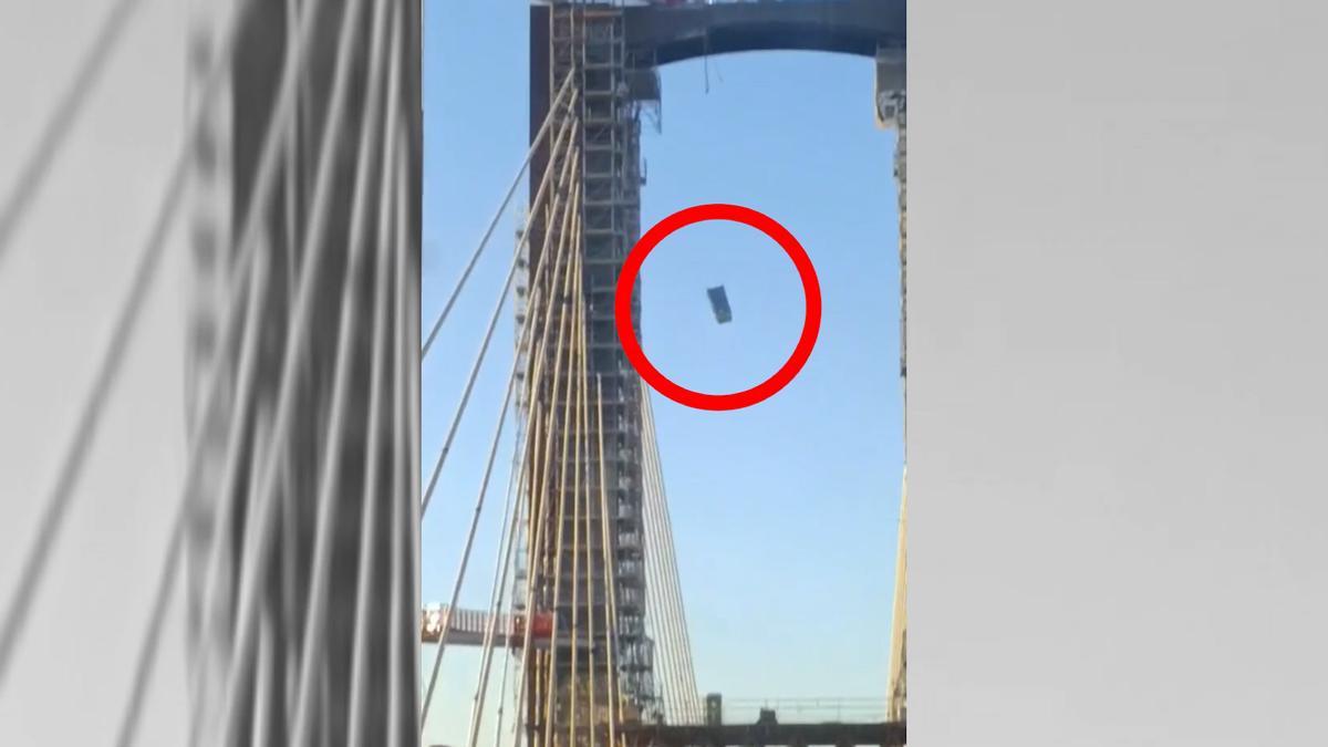 Cae una cabina de aseo portátil sobre el Puente del Centenario en Sevilla mientras circulan vehículos