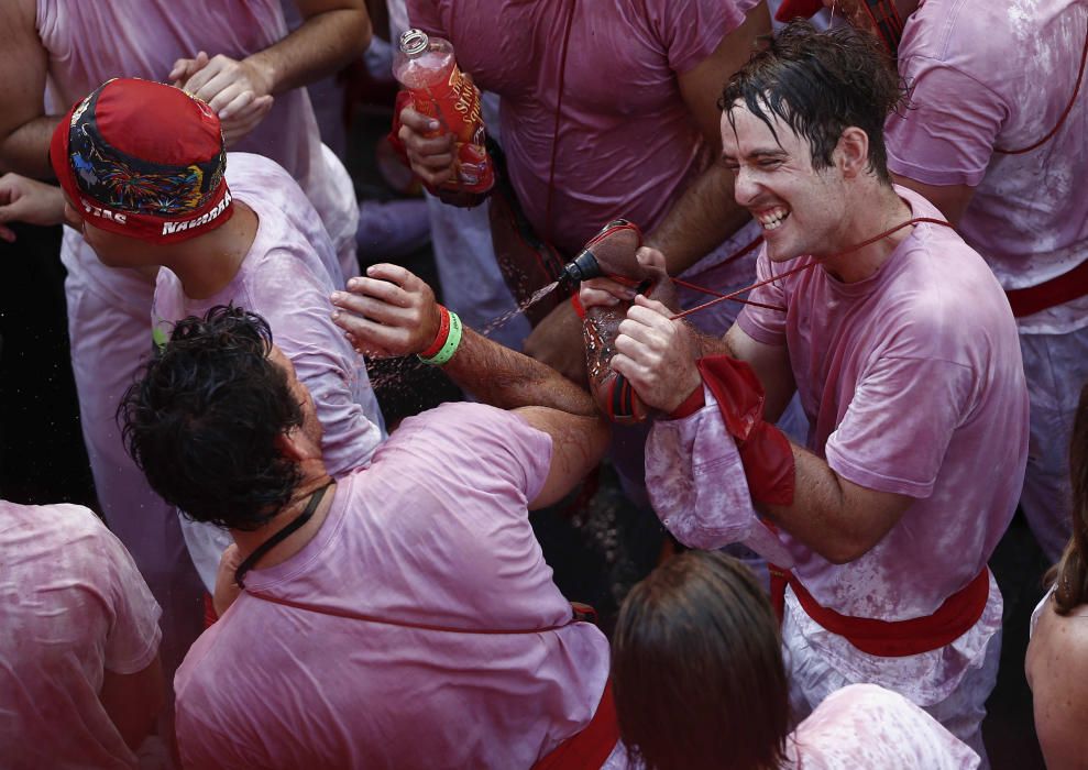 El chupinazo ha dado el pistoletazo de salida a las fiestas de San Fermín en Pamplona.