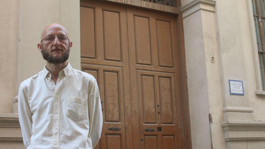 Anton Ozomek, delante del antiguo convento y colegio en la calle San Agustín.