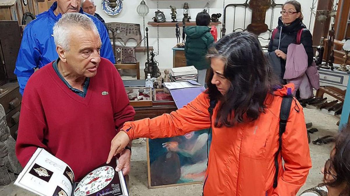 José Sineiro muestra alguna de las obras de su tienda.  | // FDV 