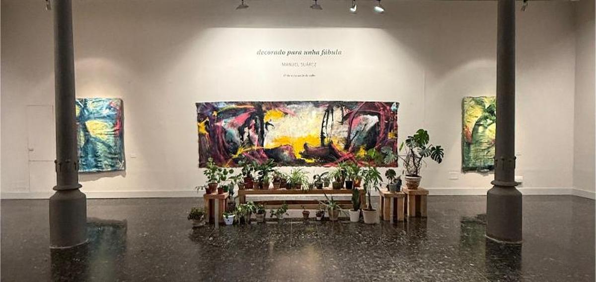 Exposición "Decorado para unha fábula" de Manuel Suárez en la Sala de Exposiciones del Palacio Municipal de A Coruña