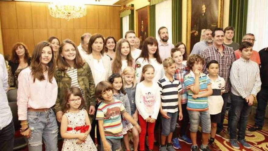 Niños y familias de acogida, ayer, en el Ayuntamiento.