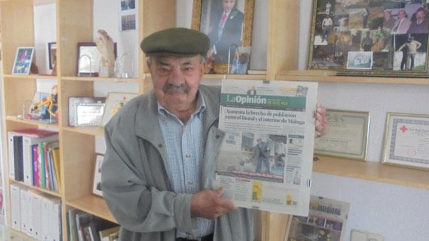 Enrique Aguilar, padre de Javier, en la sede de la asociación, en calle Zurbarán, con una portada de La Opinión dedicada a los guardas del acueducto.