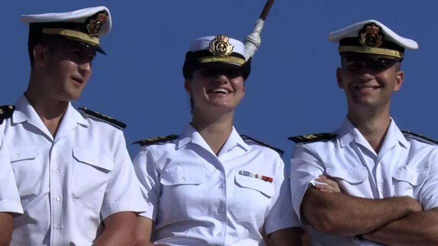 Así ha sido la llegada de Leonor a Cartagena de Indias: muy sonriente y rodeada de compañeros