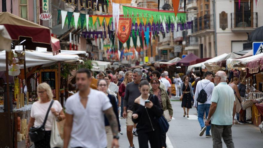Un centenar de puestos sumergen este fin de semana el centro de Cartagena en el medievo