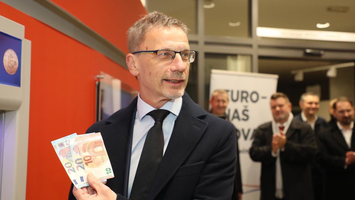 El Gobernador del Banco Nacional croata muestra unos billetes de Euro.