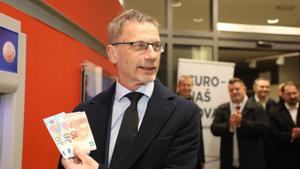 El Gobernador del Banco Nacional croata muestra unos billetes de Euro. 
