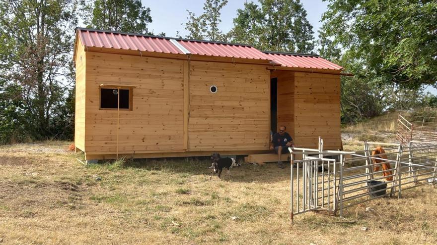 Acció Climàtica instal·la una cabana temporal per a un pastor amb 600 ovelles en uns terrenys públics a l&#039;Alta Garrotxa