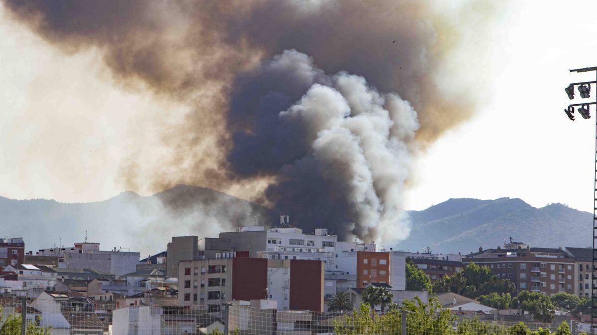 Se desata un incendio en una nave de almacenaje de ropa en L'Olleria