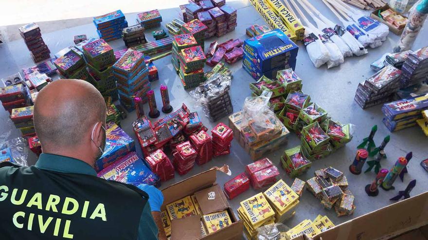 La Guardia Civil interviene más de 20.000 artículos pirotécnicos en una tienda de Muro